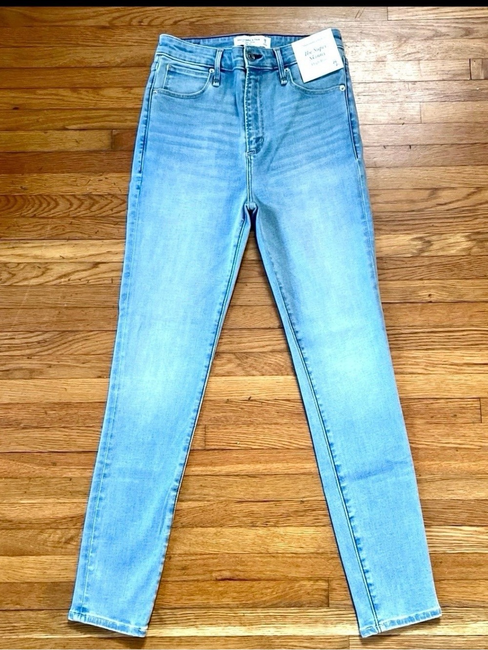 NWT Abercrombie & Fitch The Super Skinny High Rise Jeans Size 26/2S Light Wash
